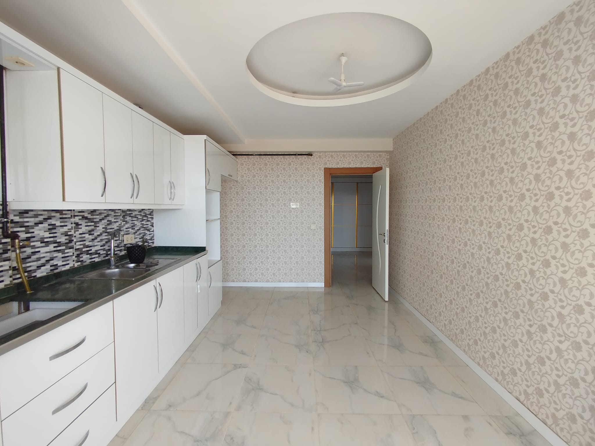 FABRİKA MAHALLESİNİN EN PUPÜLER KONUMUNDA BAKIMLI 4+1 ACİL SATILIK DAİRE