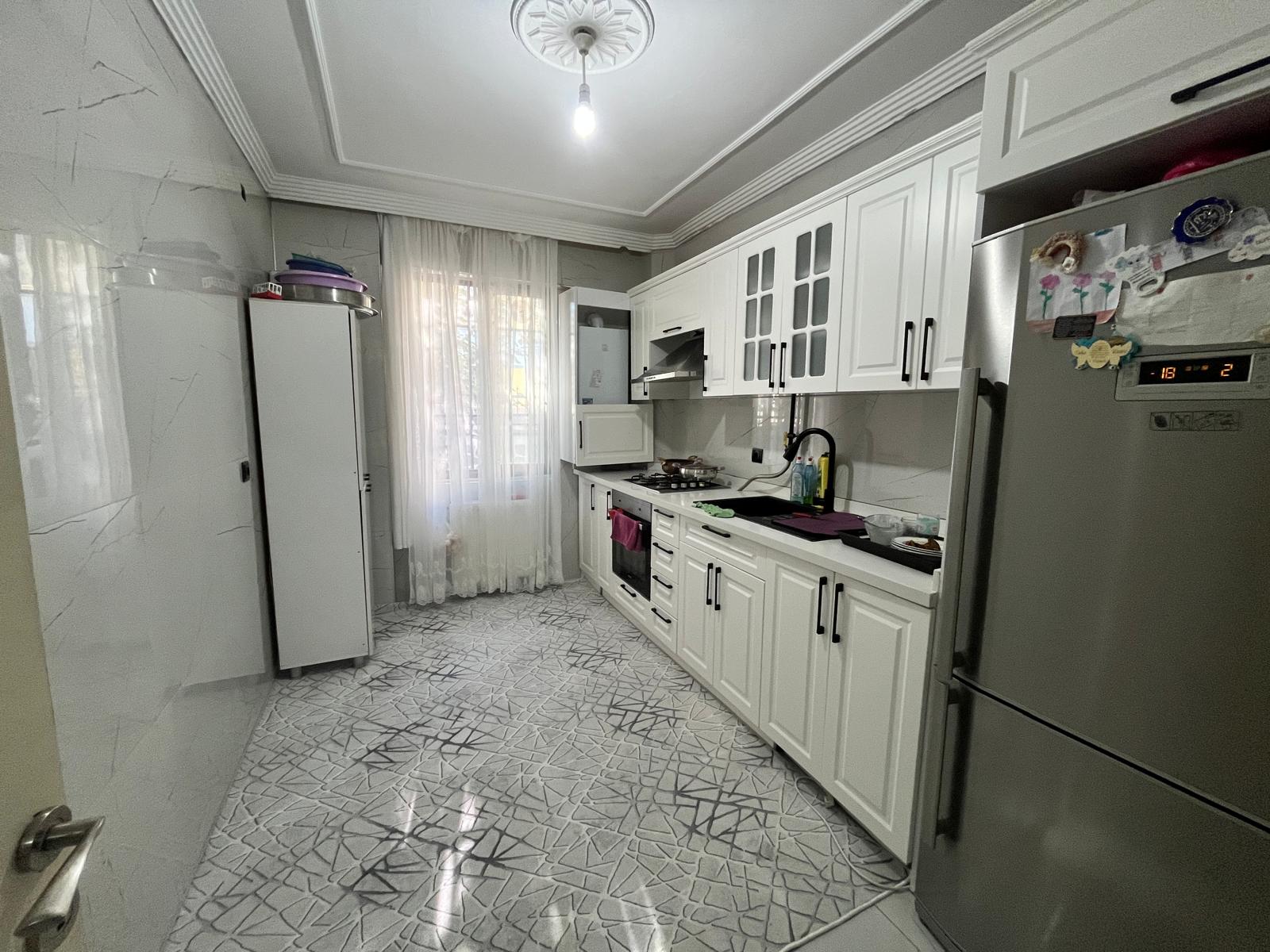 BAĞCILARDA KADIN DOĞUM ARKASINDA BAKIMLI 2+1 SATILIK DAİRE 