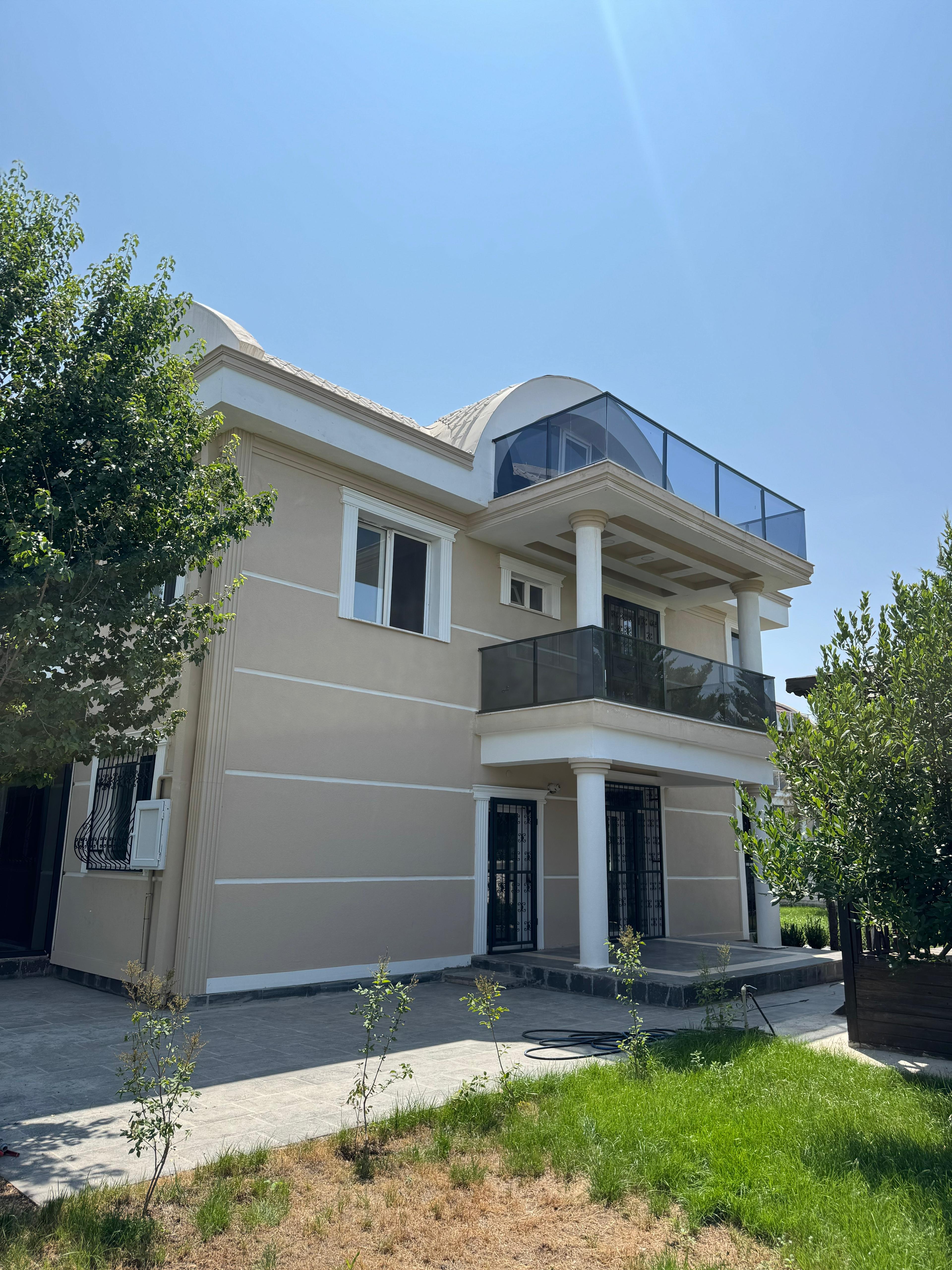KENT ORMANI BÖLGESİNDE LÜKS 4+1 TRİPLEX VİLLA