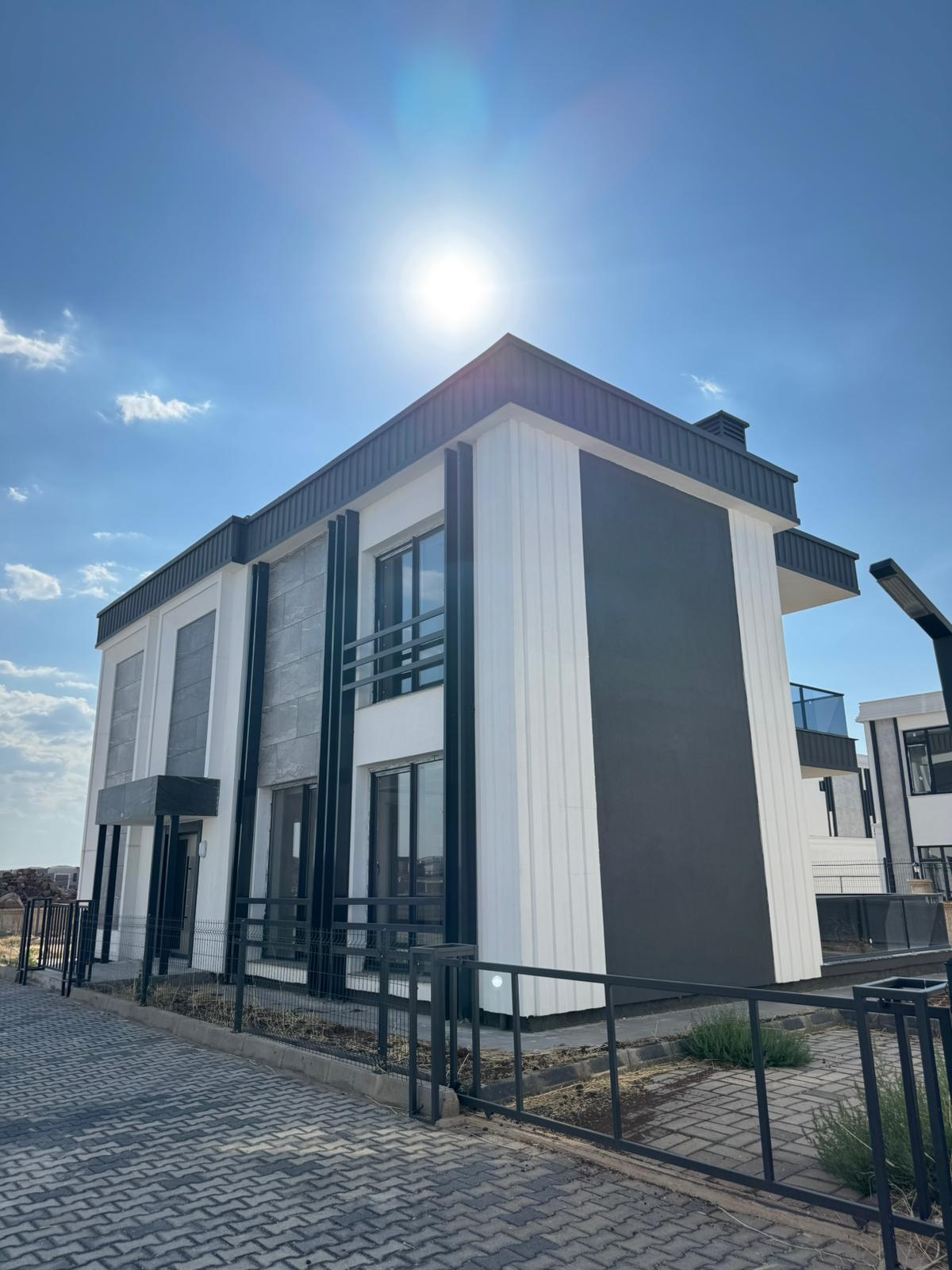 ELAZIĞ YOLU ÜZERİ KİRALIK 5,5+1  LÜX VİLLA