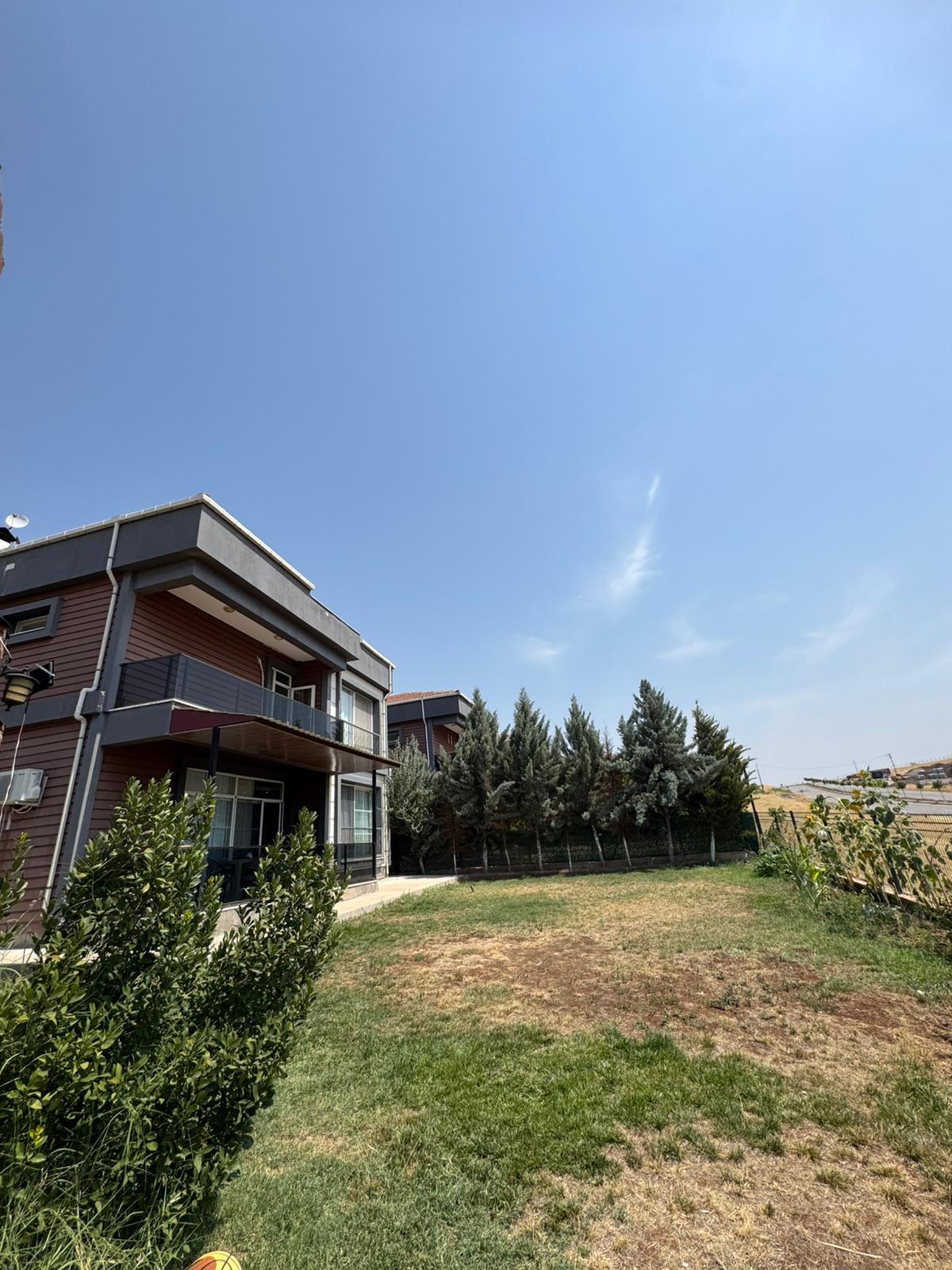 KENT ORMAN ARKASINDA KÖŞE VE GENİŞ PEYZAJIYLA  SATILIK TRİPLEX VİLLA 