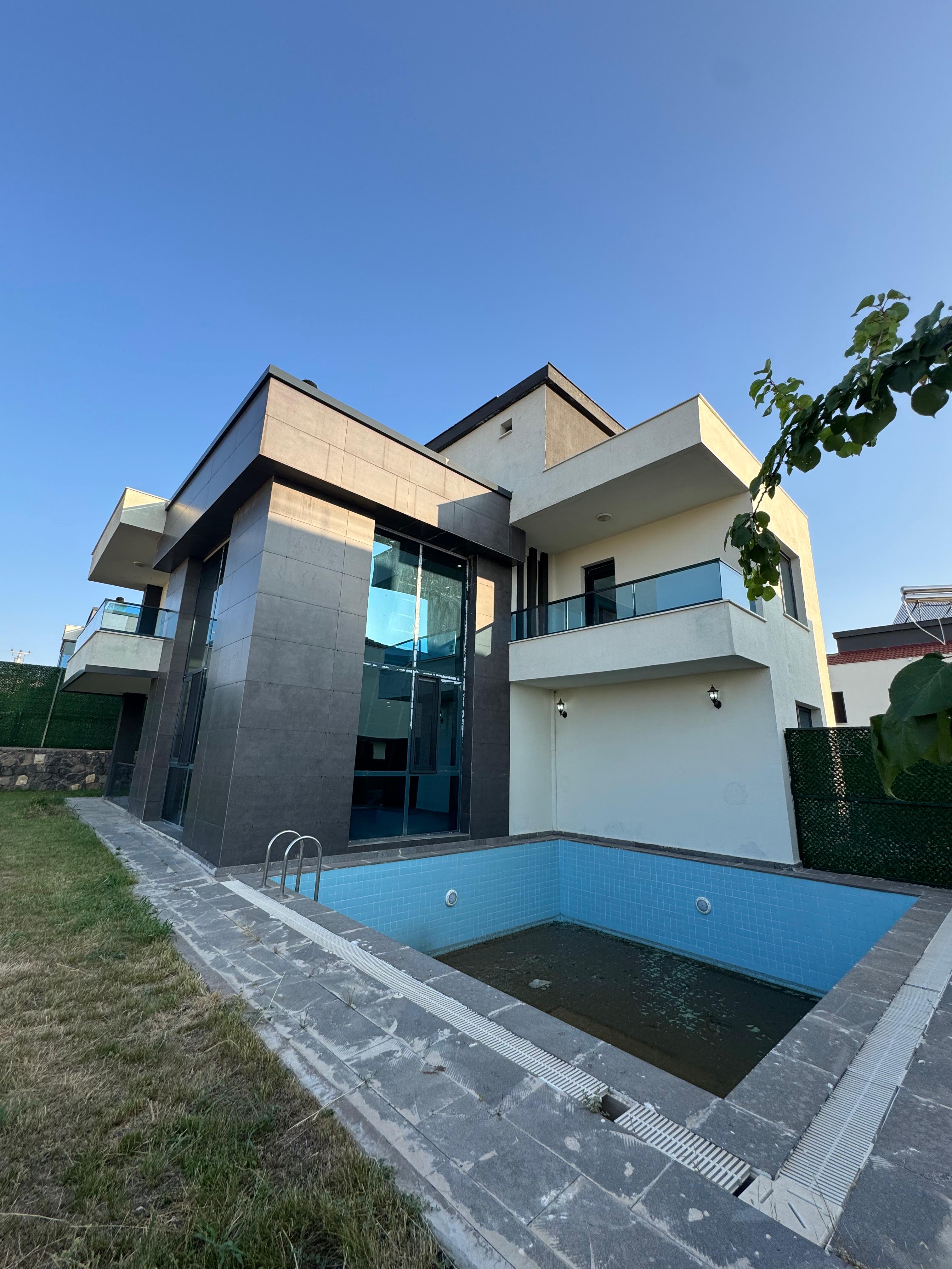 KENT ORMAN ARKASI SATILIK LÜKS TRİBLEKS VİLLA