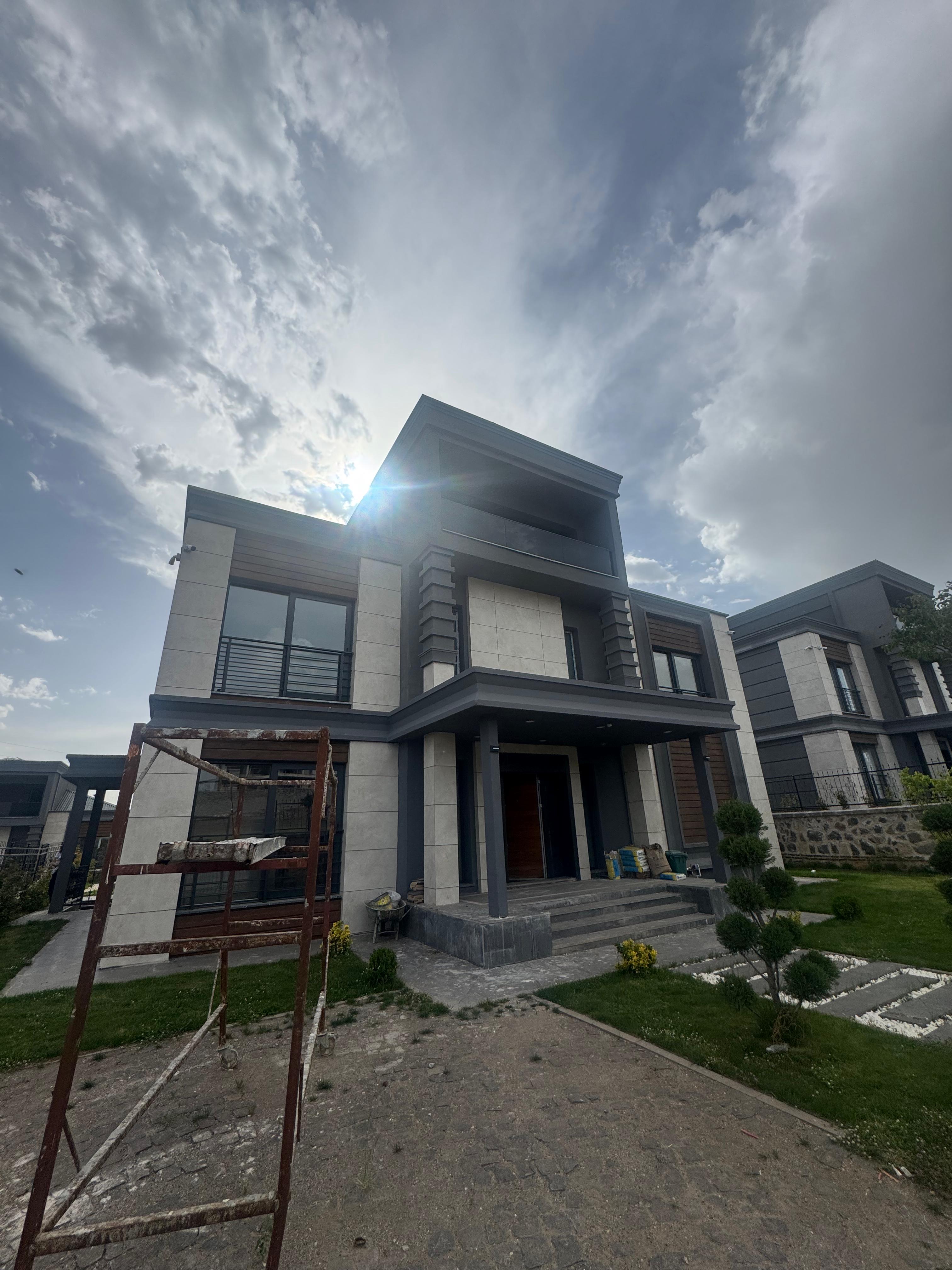 KENT ORMAN ARKASI KİRALIK LÜKS TRİBLEKS VİLLA