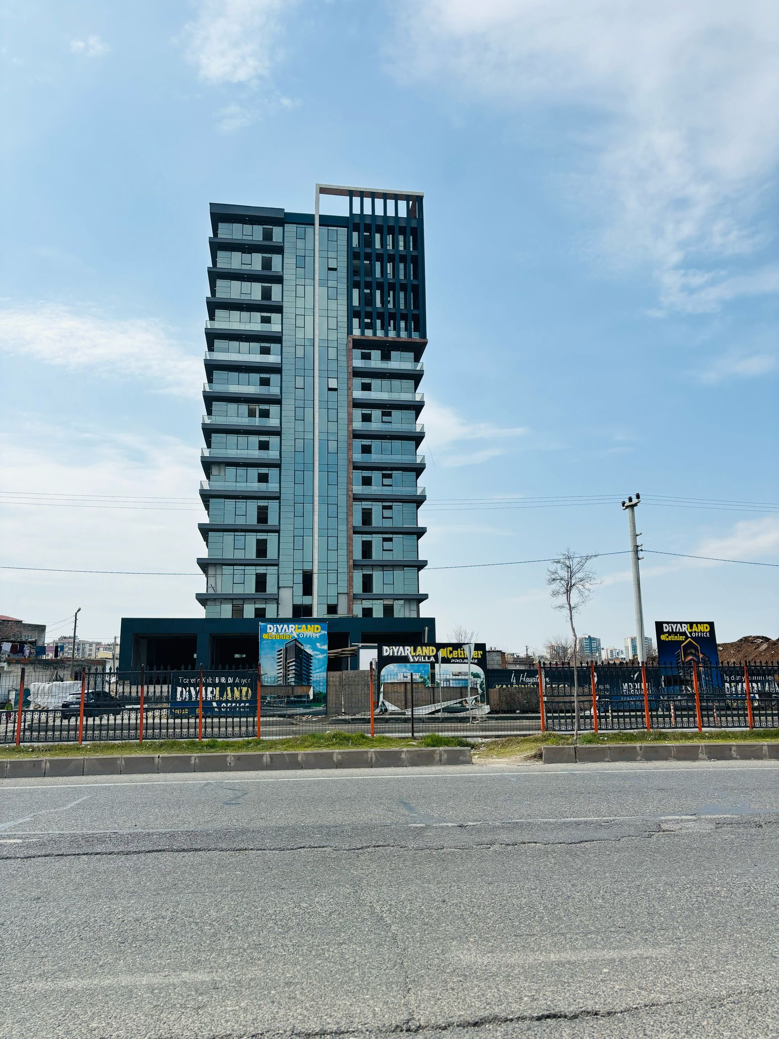 ELAZIĞ YOL ÜSTÜ SIFIR SATILIK PLAZA KATI BÜROLAR 