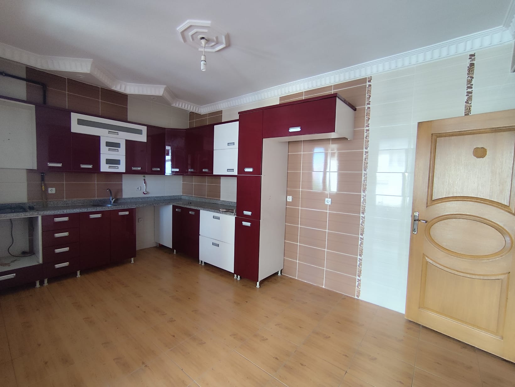 KAYAPINAR METROPOLDA GENİŞ FERAH 3+1 SATILIK DAİRE