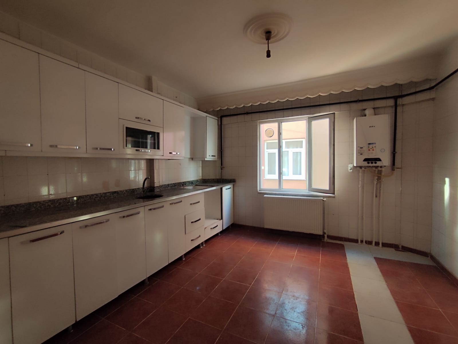 BAĞLAR KAYMAKAMLIĞI YUKARISINDA CADDE CEPHELİ 3+1 SATILIK DAİRE 