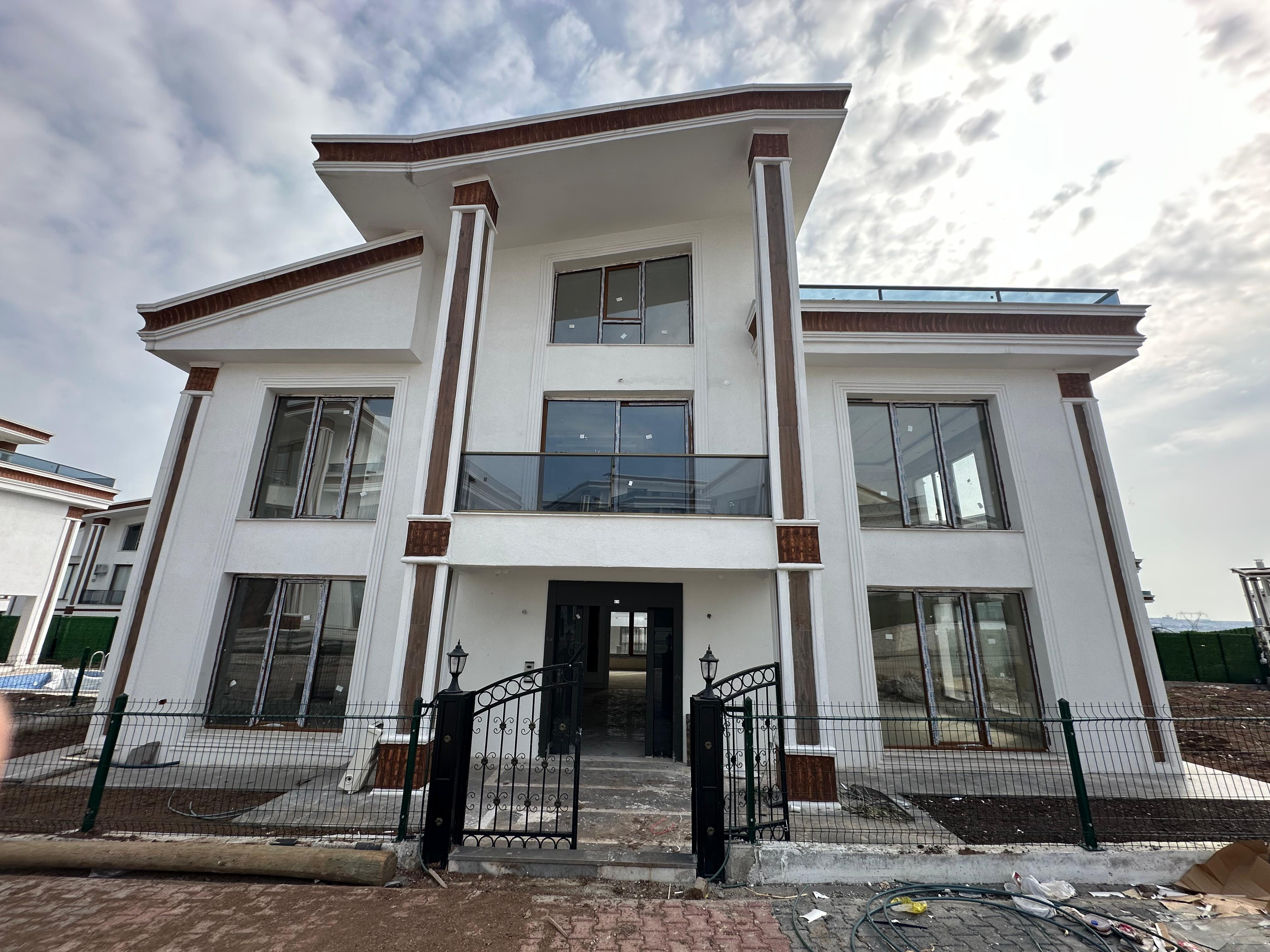 DİYARBAKIR DÖNÜMLÜ MAHALLESİ BEYAZ SARAY VİLLALARINDA ULTRALÜX SATILIK TRİPLEX VİLLA 
