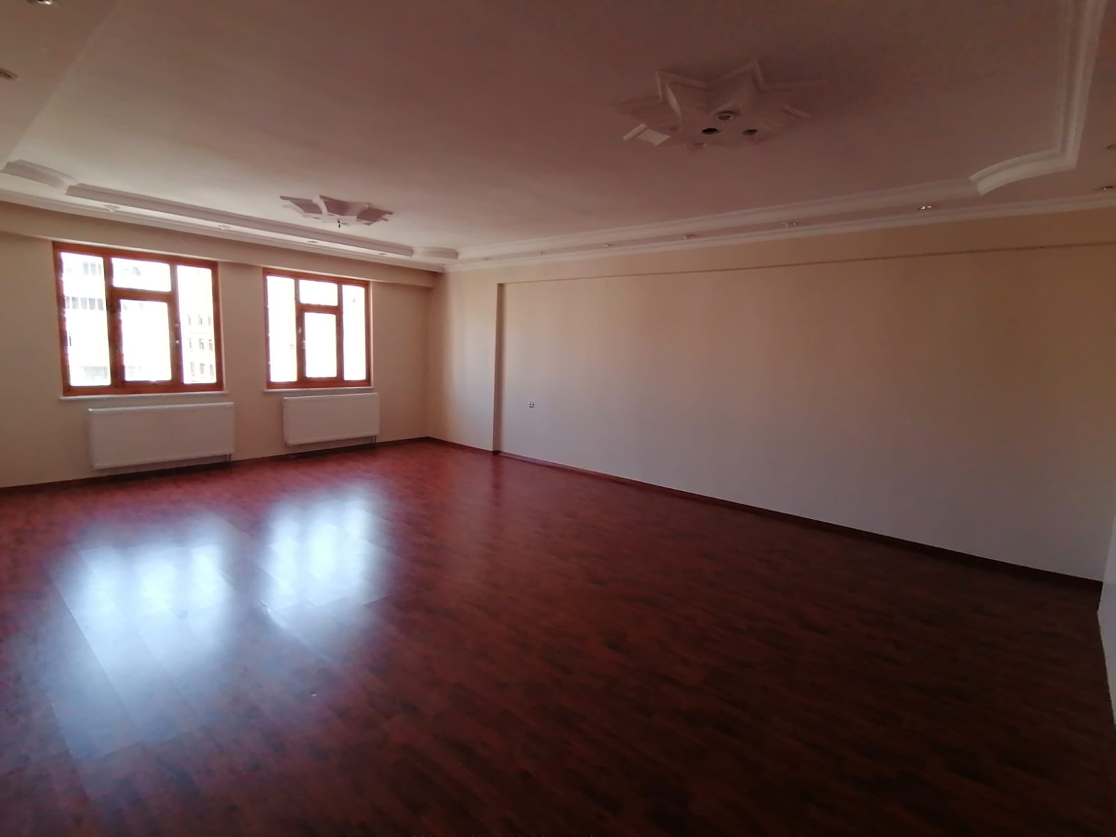 DÜNYA KAVŞAĞINA YÜRÜME MESAFESİNDE 3+1 KİRALIK DAİRE