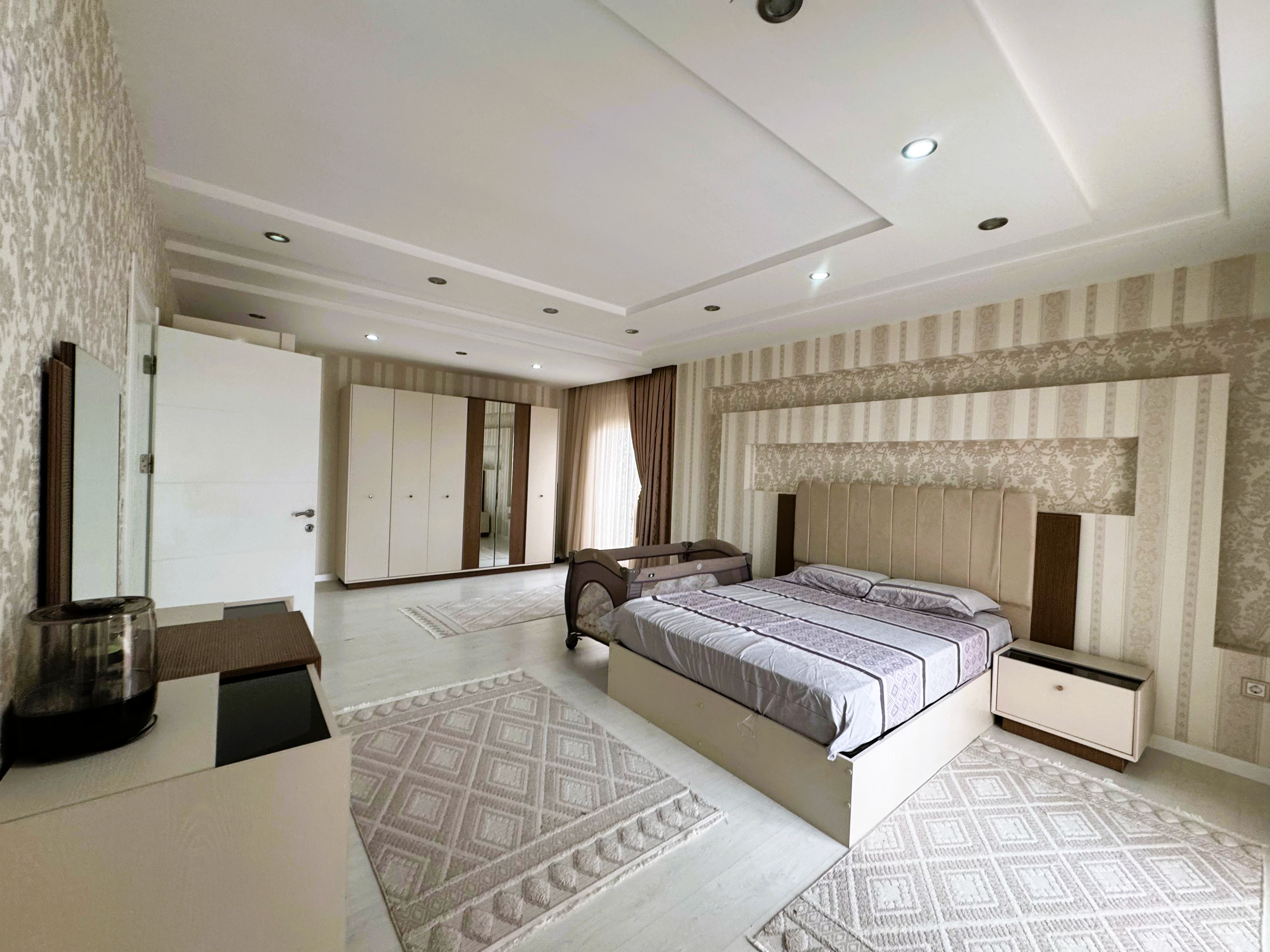 OTOGAR ARKASI  EMSALLERİNİN ALTINDA  4+1 316M2 ORTA KAT  FIRSAT DAİRE 