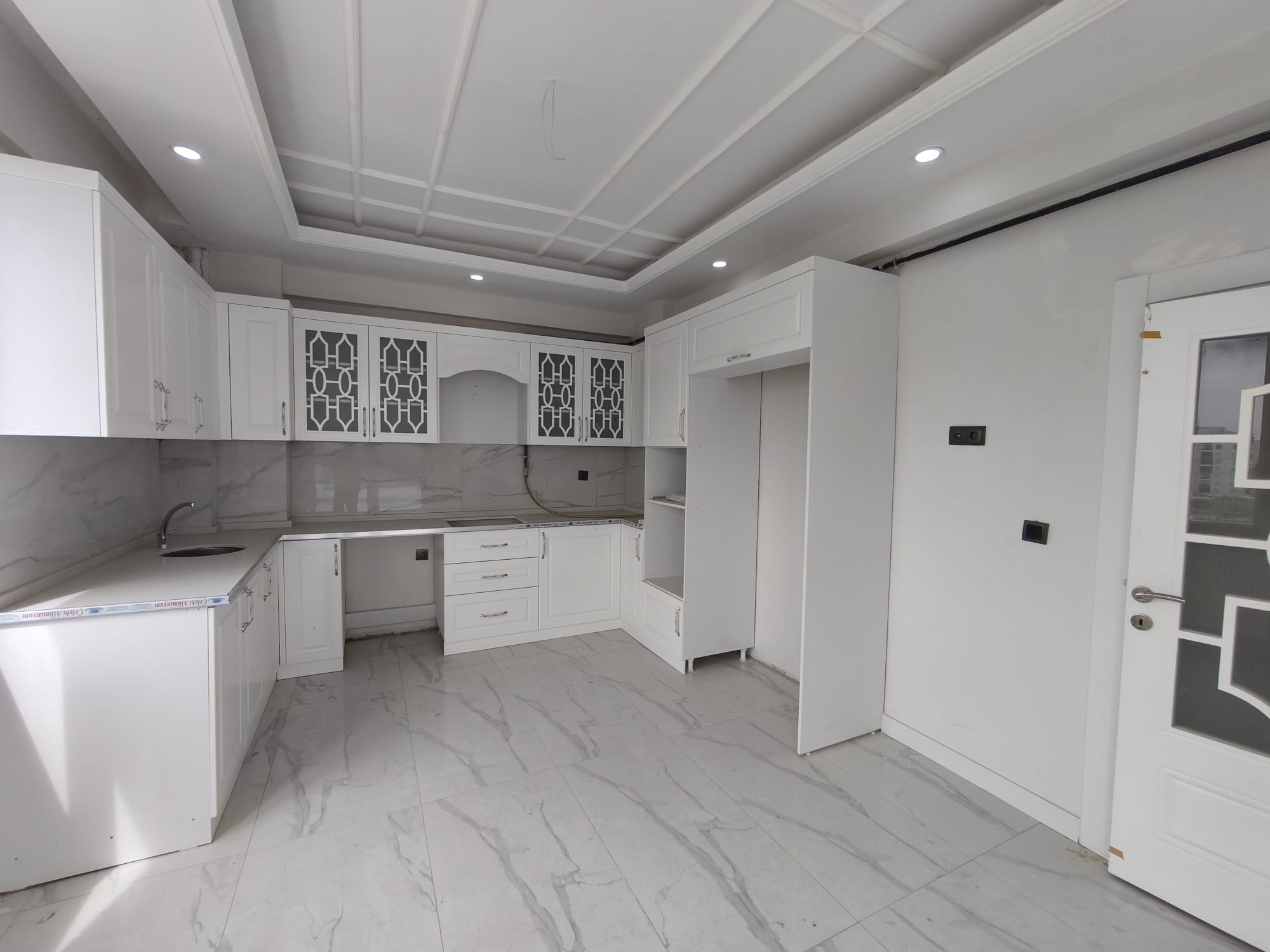 BAĞCILARDA PİYALE DÜĞÜN SALONU YANI SATILIK SIFIR 3+1 DAİRE