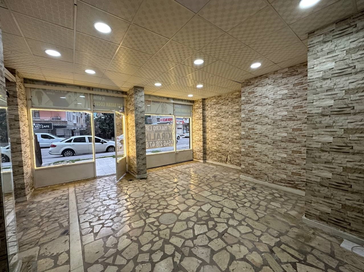 CEYLAN AVM YAKIN ÇEŞME DURAĞI KARŞISI SOKAKTA SATILIK DÜKKAN
