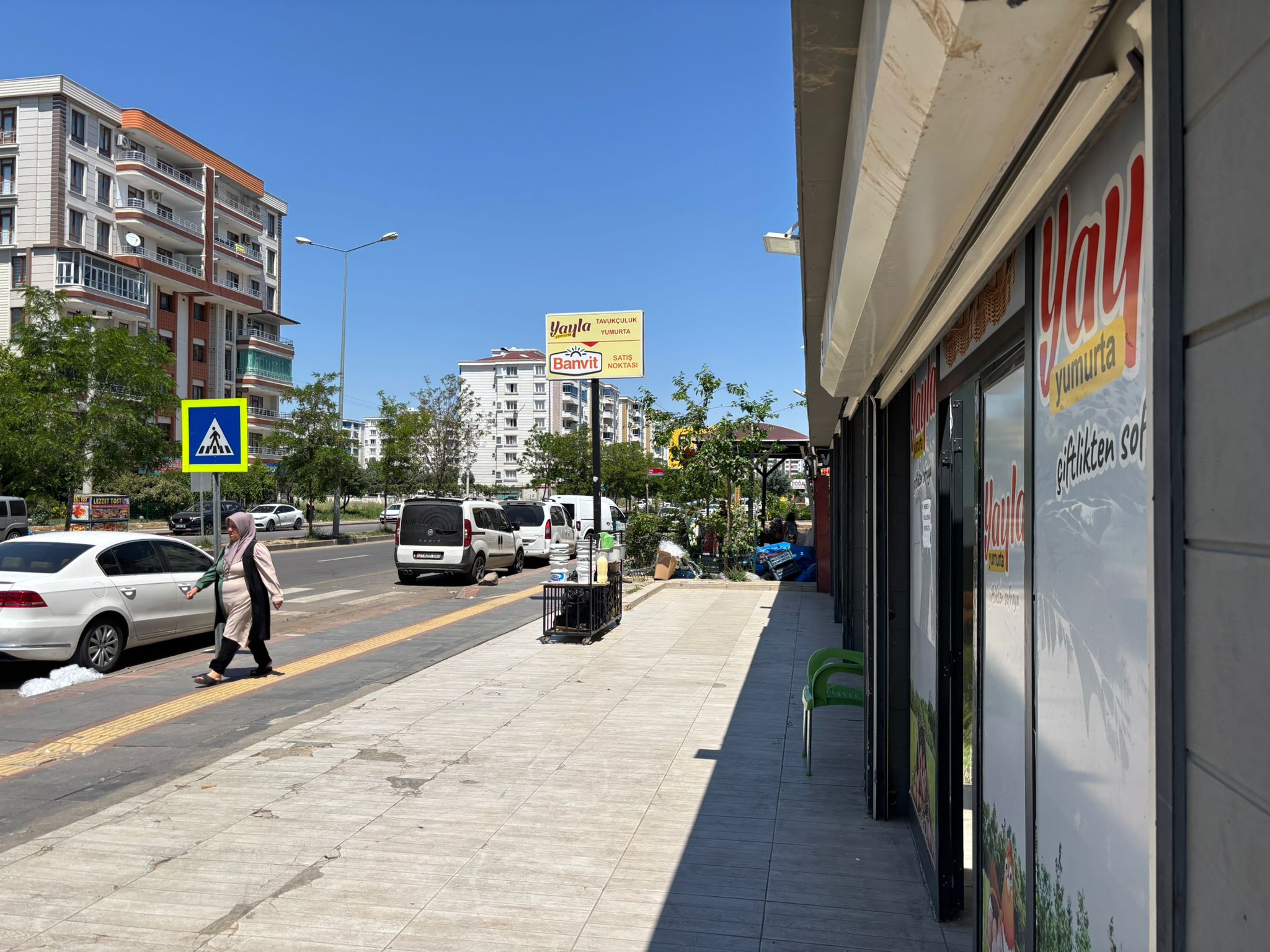 BAĞCILAR'DA OKULLAR BÖLGESİNDEKİ İŞLEK CADDE ÜZERİNDE KİRALIK DÜKKAN