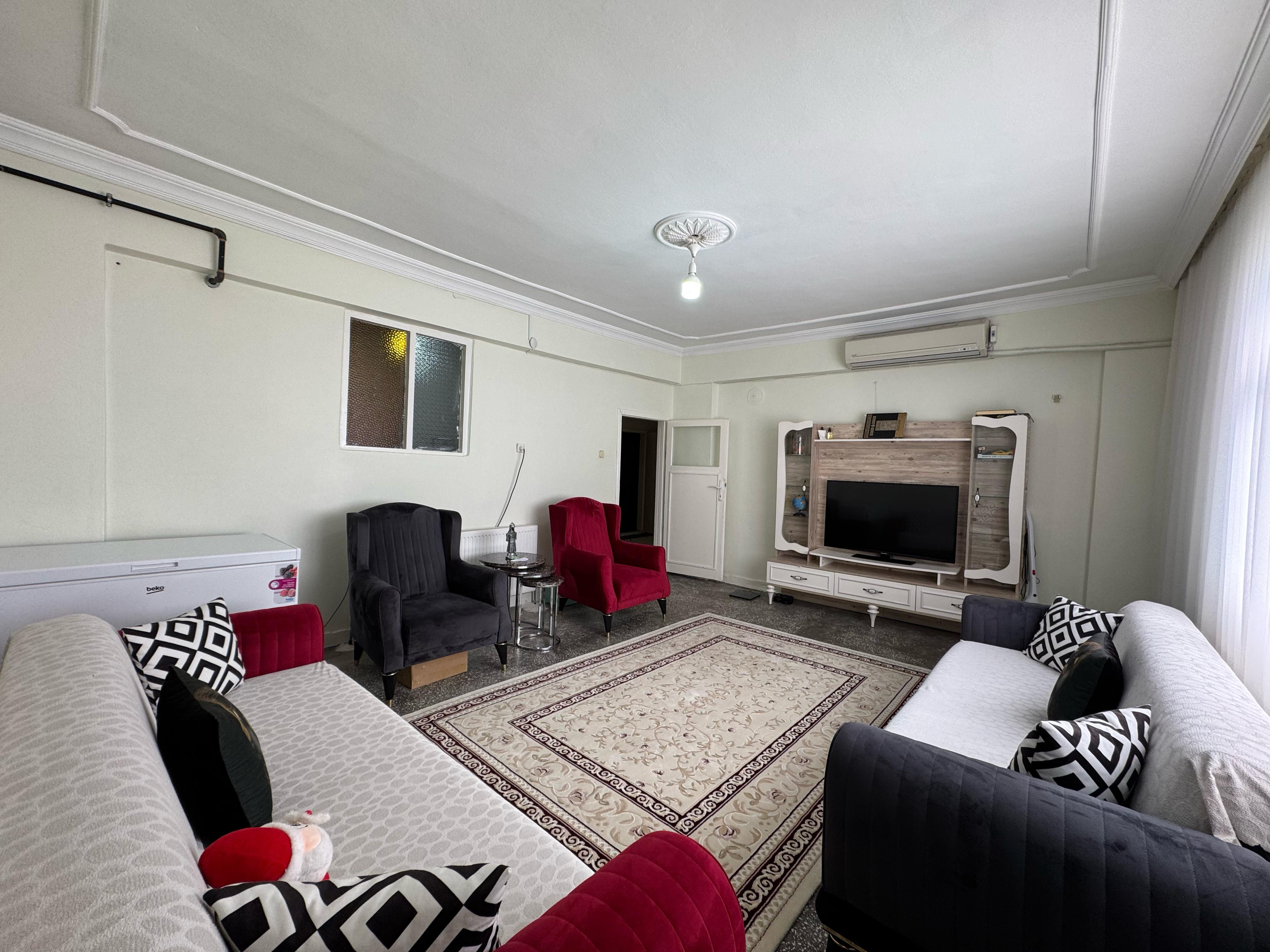 BAĞLAR HASTANESİNİN ARKASINDA 2+1 ARAKAT DAİRE