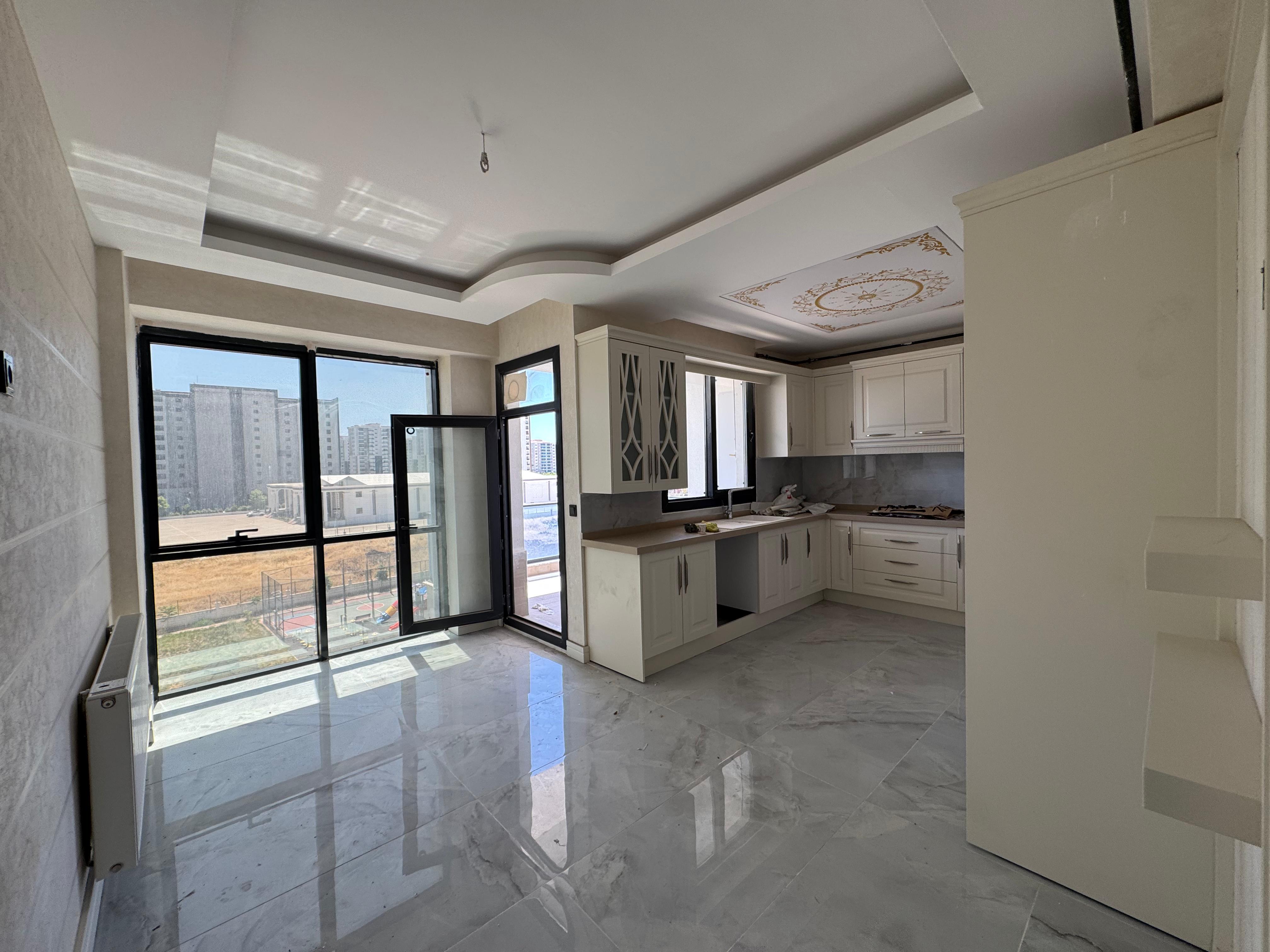 TEPE YAPI KALİTESİYLE 3,5+1 BOŞ TAŞINMAYA HAZIR DAİRE 
