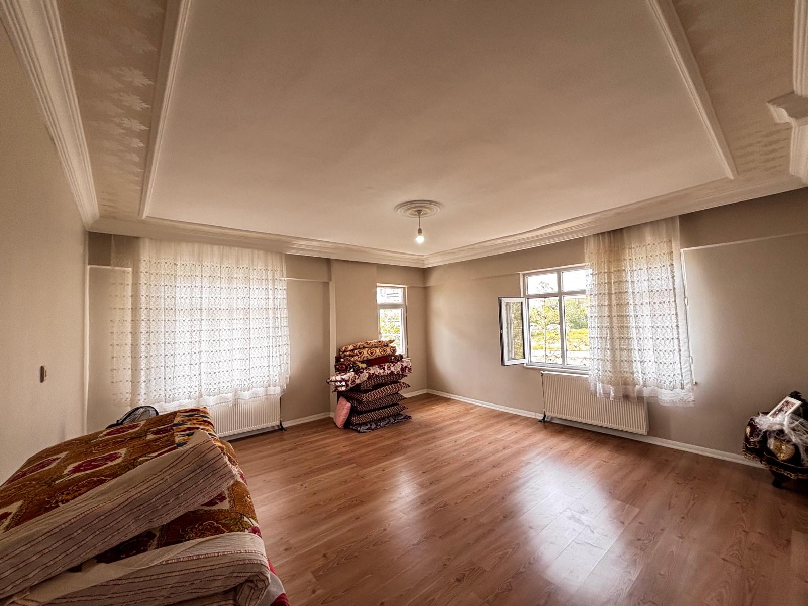 BAĞCILAR TOPTANCILAR CİVARINDA SATILIK ARA KAT DAİRE