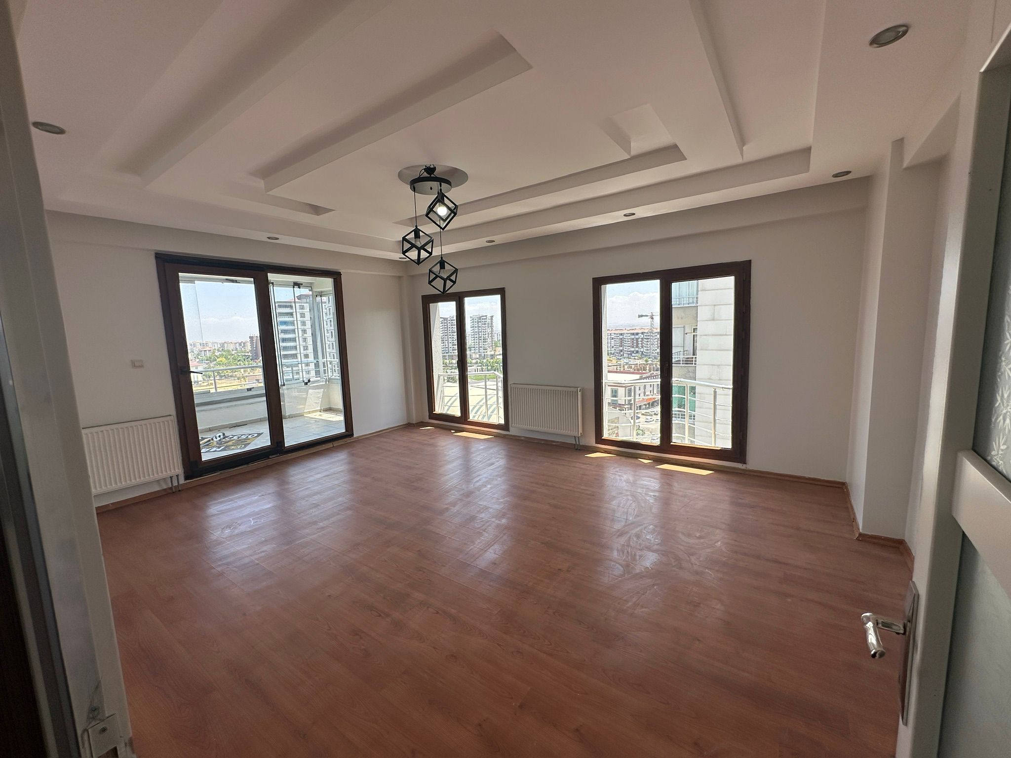 RADİSON OTEL ARKASINDA SATILIK 4+1 ARA KAT DAİRE