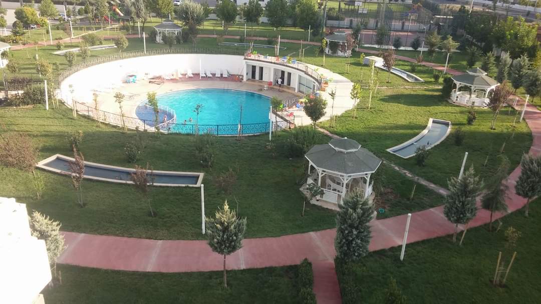 75 CADDE GİRİŞİNDE KİRALIK 3+1 HAVUZLU SÜPER DAİRE 