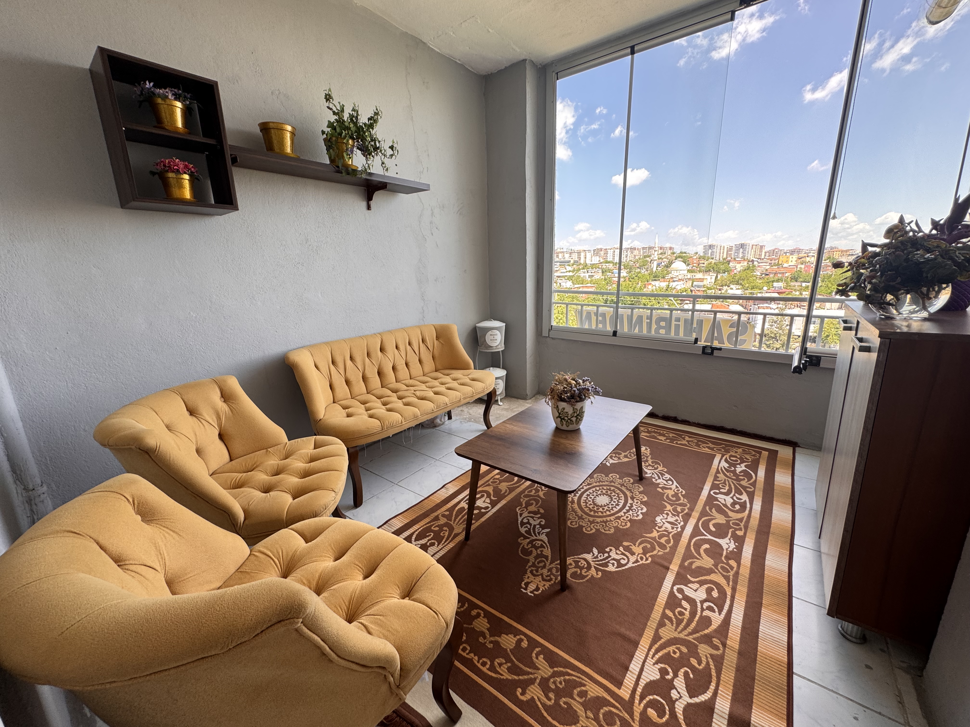 GAZİLER İLE POLATLAR ARASINDA  CADDE ÜSTÜNDE 3+1 SATILIK DAİRE