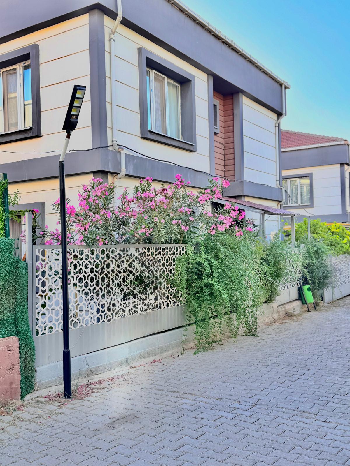 KENT ORMAN ARKASINDA YOL CEPHELİ  TAŞINMAYA HAZIR  SATILIK TRİPLEX VİLLA 