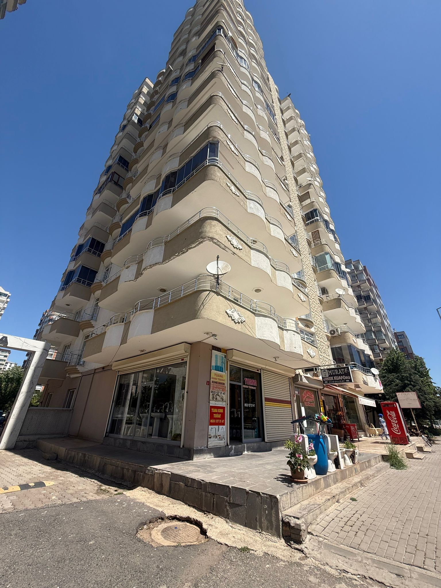 75'E 2.PARSEL DE PARK KARŞISI SATILIK DÜKKAN
