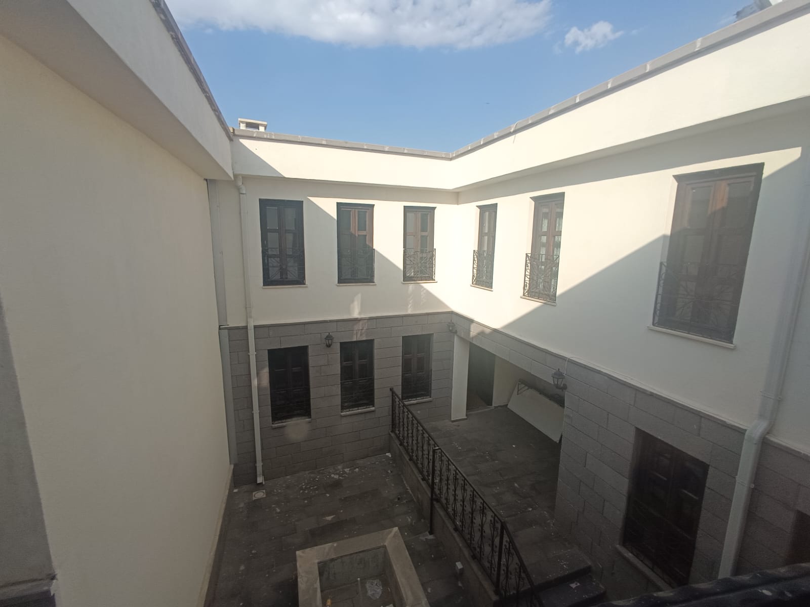 SURİÇİ, YENİ YAPI, MERKEZİ KONUMDA,  YEDİ KARDEŞLER BURCU CİVARI KİRALIK KONAK