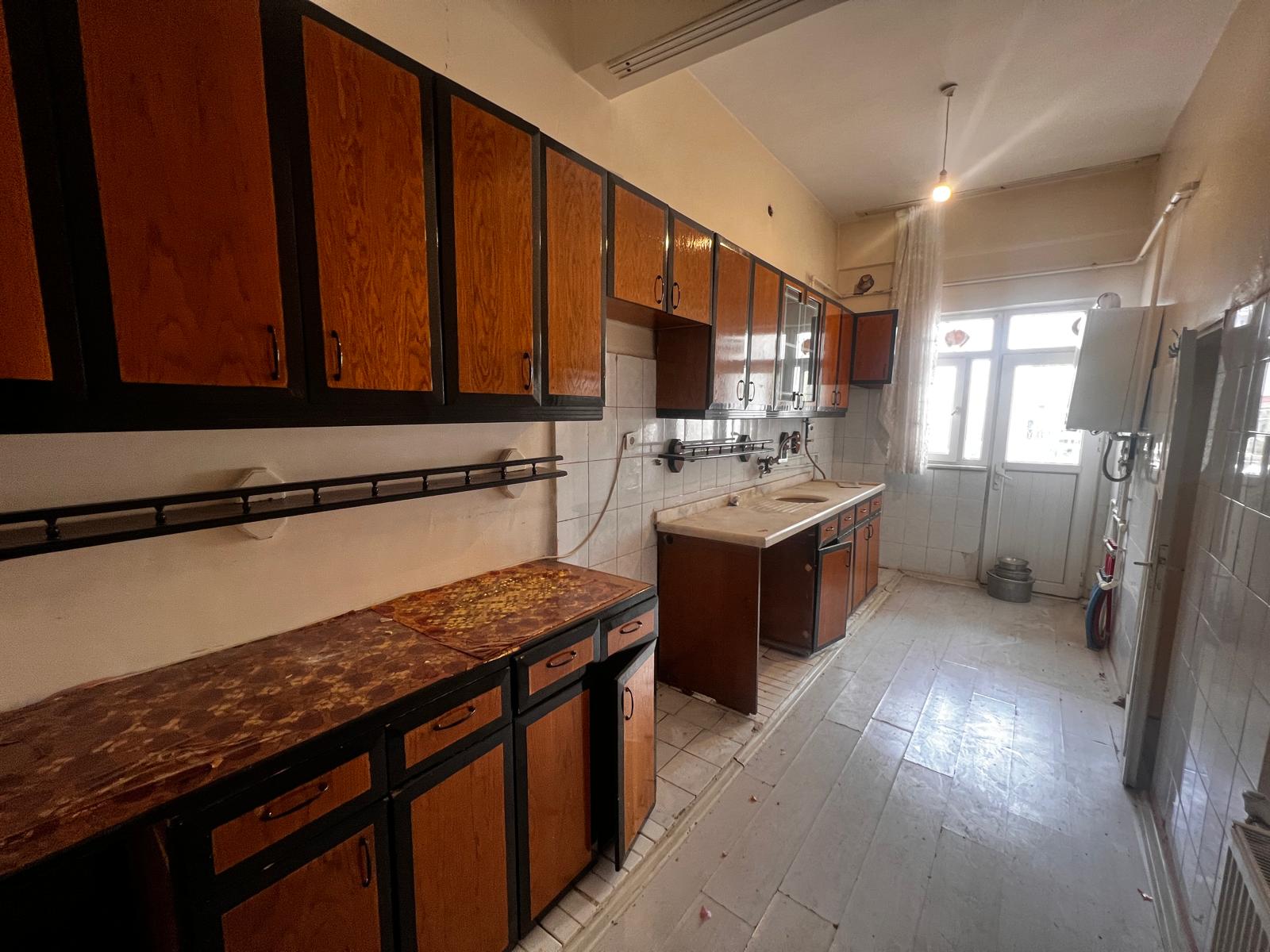PARKORMAN KARŞISI CADDE ÜZERİNDE HASARSIZ 3+1 SATILIK DAİRE!